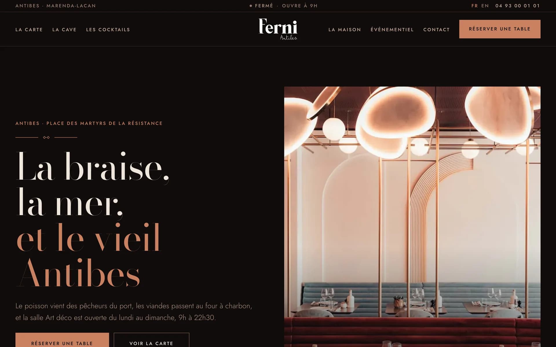 Page d’accueil du Ferni : un titre en grandes capitales claires sur fond sombre, à côté d’une photographie de la salle Art déco éclairée.