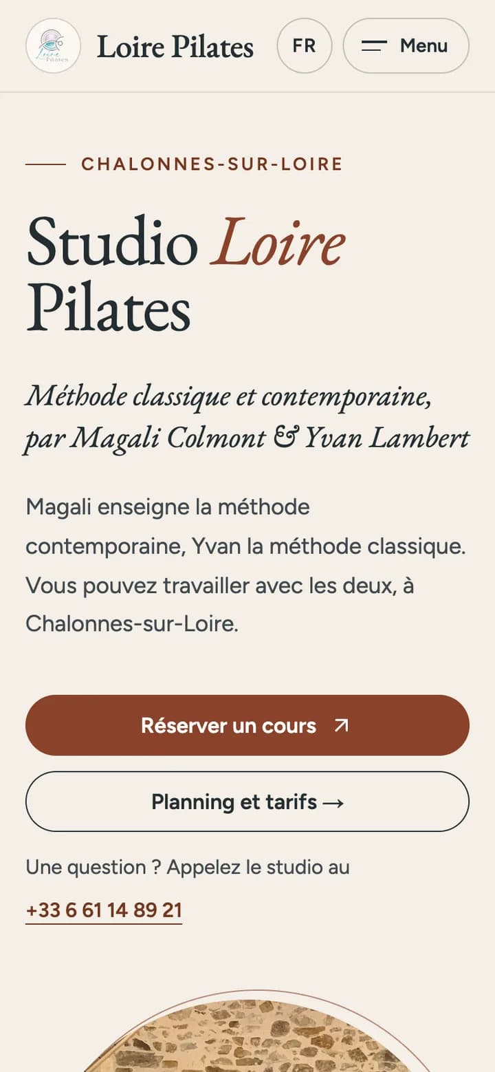 La page d’accueil sur un téléphone : « Studio Loire Pilates » en serif, « Loire » en italique terre cuite, « Méthode classique et contemporaine, par Magali Colmont & Yvan Lambert », puis les boutons « Réserver un cours » et « Planning et tarifs ».