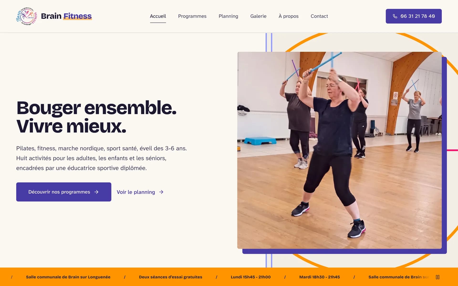 Головна сторінка Brain Fitness: «Bouger ensemble. Vivre mieux.» великими темними літерами поруч із фотографією групового заняття з палицями у фіолетовій рамці та помаранчевим колом, унизу помаранчева смуга з розкладом.