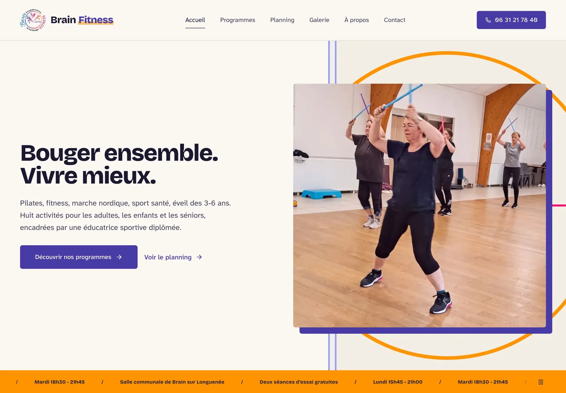 Die Website von Brain Fitness auf einem Computerbildschirm: „Bouger ensemble. Vivre mieux.“ neben einem Gruppenkurs, unten im Bild das Band mit den Zeiten der Woche.