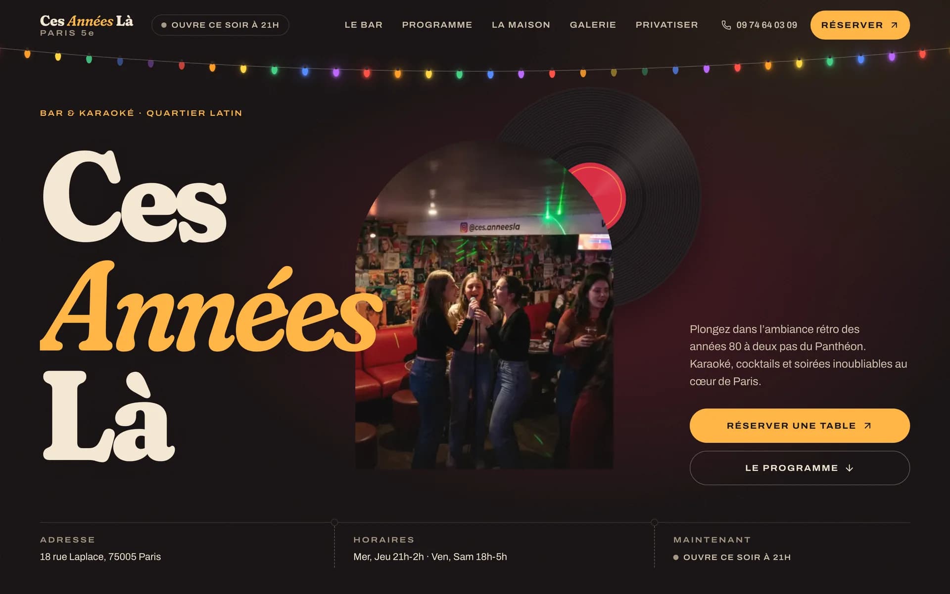 Page d’accueil de Ces années-là : le nom en grandes lettres crème et jaunes sur fond sombre, sous une guirlande lumineuse, à côté d’une photographie d’un groupe qui chante au karaoké.