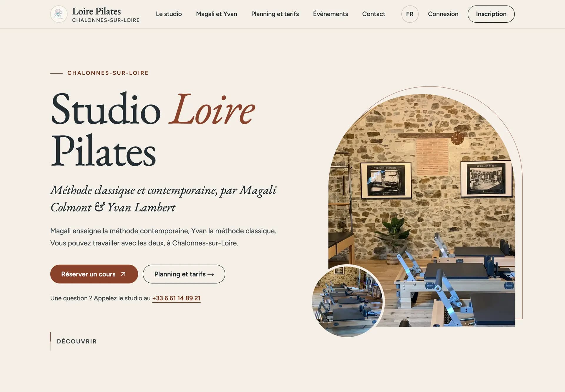 Die Website von Loire Pilates auf einem Computerbildschirm: „Studio Loire Pilates“ in Serifenschrift, „Loire“ kursiv in Terrakotta, auf cremefarbenem Grund, neben dem Studio, fotografiert durch einen Bogen, mit den Schaltflächen „Réserver un cours“ und „Planning et tarifs“.