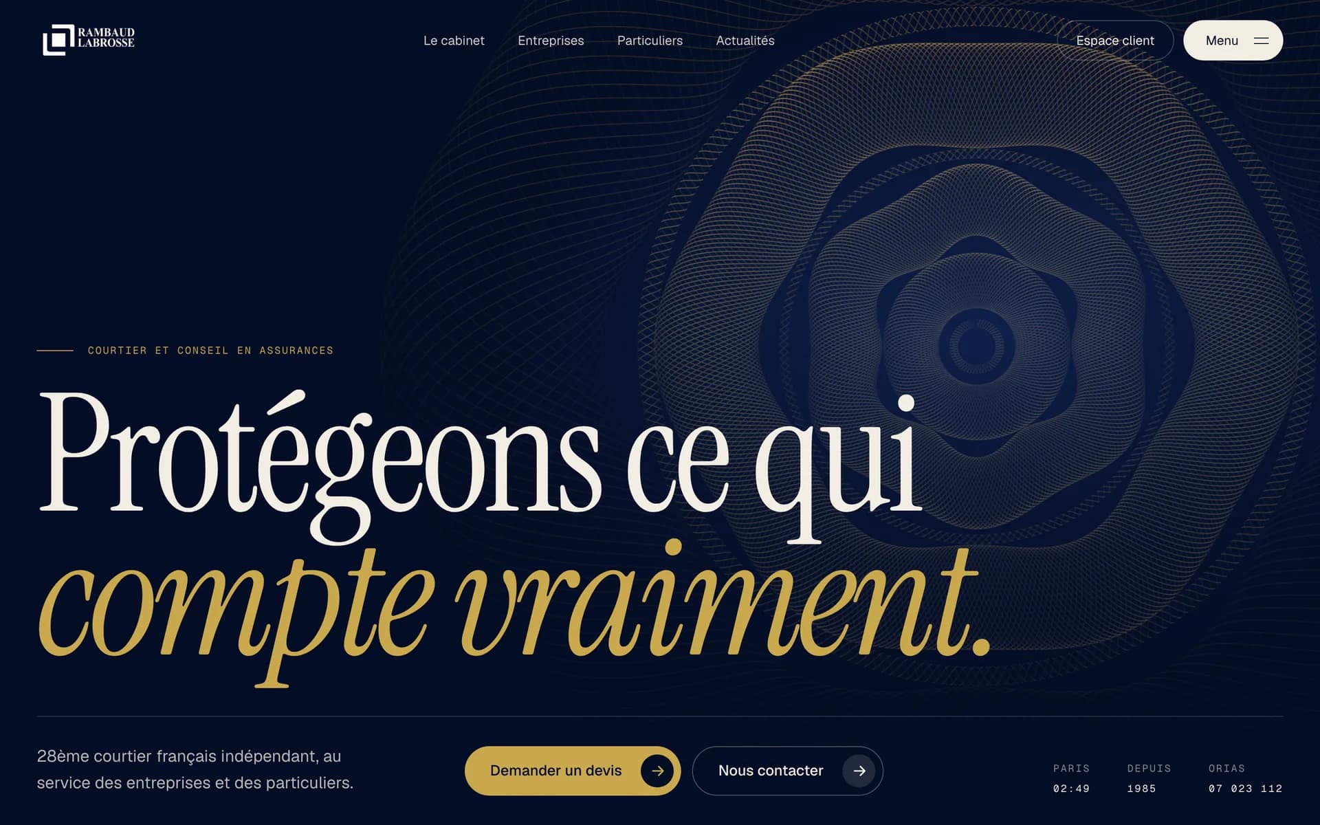 Page d’accueil de Rambaud Labrosse : « Protégeons ce qui compte vraiment. » en très grandes lettres serif, ivoire puis dorées en italique, sur fond bleu nuit, devant une rosace de fines lignes dorées entrelacées, sous la mention « Courtier et conseil en assurances », avec les boutons « Demander un devis » et « Nous contacter » et, en bas à droite, l’heure de Paris, « Depuis 1985 » et le numéro ORIAS.