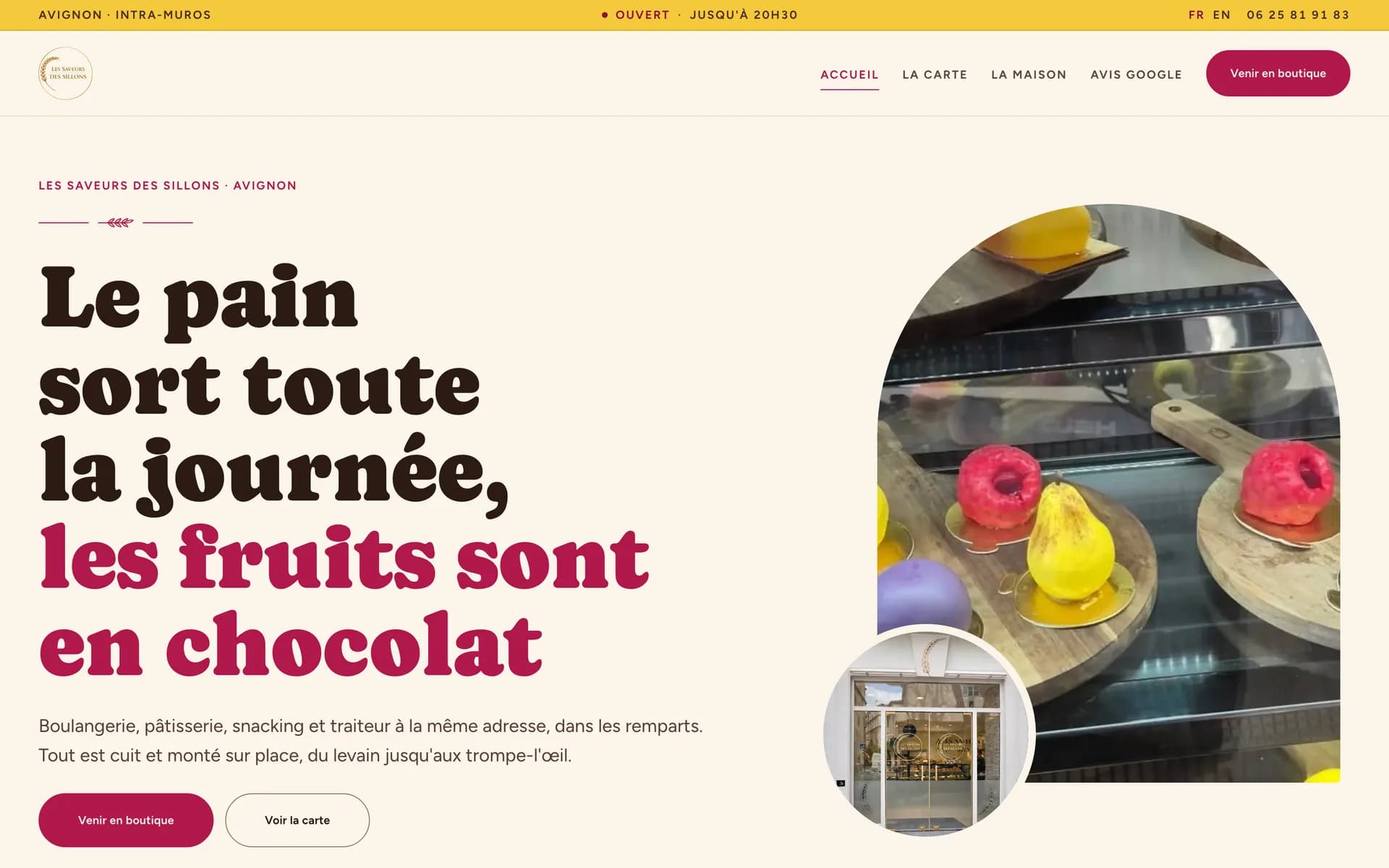 Page d’accueil des Saveurs des Sillons : « Le pain sort toute la journée, les fruits sont en chocolat » en grandes lettres brunes et framboise sur fond crème, à côté d’une photographie de fruits en chocolat en vitrine.