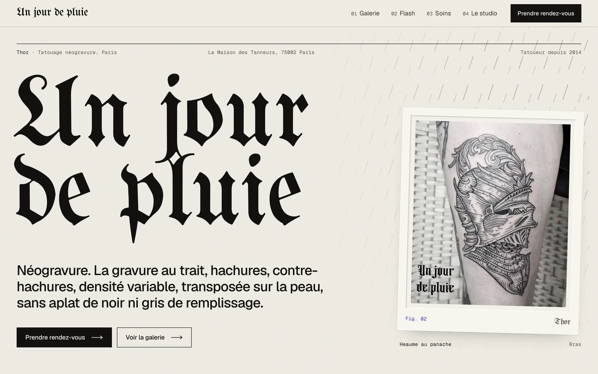 Page d’accueil d’Un jour de pluie : le nom en grandes lettres gothiques noires sur un papier rayé de pluie, à côté d’un tatouage de heaume en néogravure présenté comme un tirage.